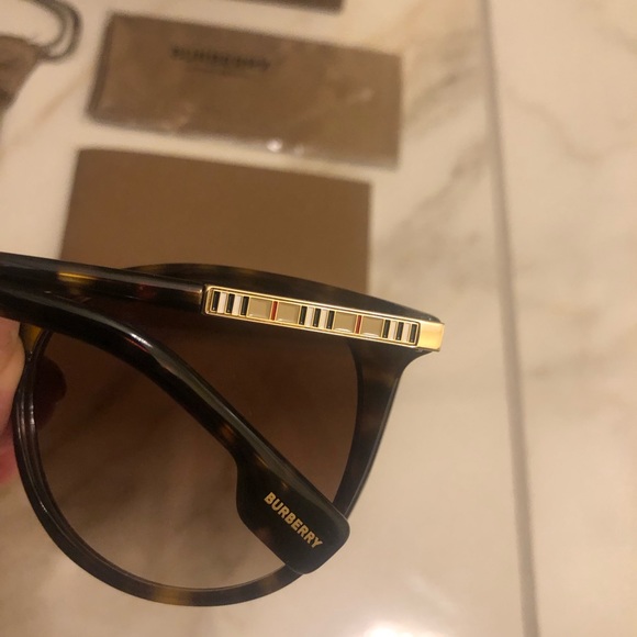 🔥NEW BURBERRY BEST SELLER SUNGLASSES 🔥 - Picture 7 of 13
